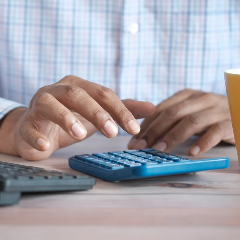 Mãos na calculadora, fechando as contas do mês