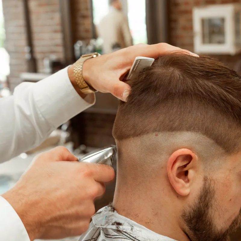 Barbeiro cortando o cabelo de um cliente